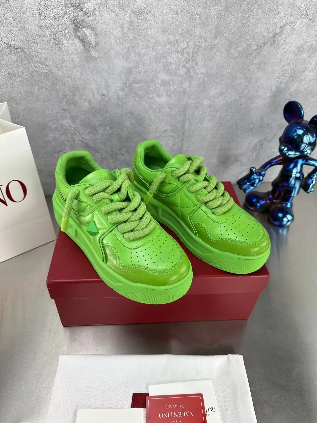 👟👟Ex-factory price 640👟👟 🔺Valentino🔺Valentino new casual shoes 2023 latest model hot style for catwalk couples, thick shoelaces, the same style as Elsa Hosk, Zhang Yixing, Guan Xiaotong and many other stars 🔥 Top version + lasting process, full oil edge on the upper. Fabric: Customized cowhide + cowhide lining with breathable mesh. Outsole: original molded TPU thickened outsole. Size for women is 35-40. Men’s size is 39-45.